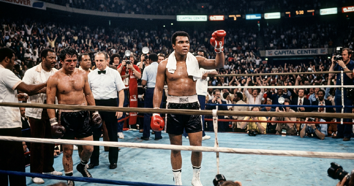 Muhammad Ali Secures Decision Over Alfredo Evangelista in Challenging Title Defense