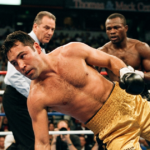 Oscar Hoya defends: Oscar De La Hoya defends WBC welterweight title by split decision