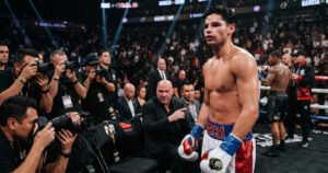 Oscar De La Hoya's Promised Surprise Vanishes at Garcia-Benn Bout 4 Oscar De La Hoya's Promised Surprise Vanishes at Garcia-Benn Bout